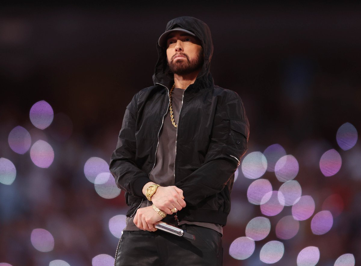 USATODAY's tweet photo. 🔥🔥🔥 Dr. Dre, Mary J. Blige, Snoop Dogg, Kendrick Lamar and Eminem owned the field during the Super Bowl halftime show at SoFi Stadium in Inglewood. Our best pics from the show: https://t.co/Mdor1RIGea

📸: @usatodaysports, @ap, @GettyImages 
#SBLVI #PepsiHalftime https://t.co/9yuLLlYRVq