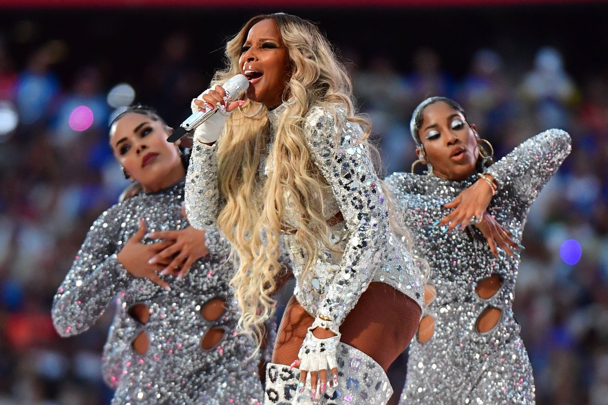 USATODAY's tweet photo. 🔥🔥🔥 Dr. Dre, Mary J. Blige, Snoop Dogg, Kendrick Lamar and Eminem owned the field during the Super Bowl halftime show at SoFi Stadium in Inglewood. Our best pics from the show: https://t.co/Mdor1RIGea

📸: @usatodaysports, @ap, @GettyImages 
#SBLVI #PepsiHalftime https://t.co/9yuLLlYRVq