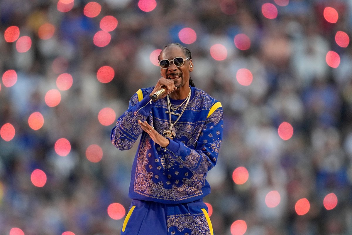 USATODAY's tweet photo. 🔥🔥🔥 Dr. Dre, Mary J. Blige, Snoop Dogg, Kendrick Lamar and Eminem owned the field during the Super Bowl halftime show at SoFi Stadium in Inglewood. Our best pics from the show: https://t.co/Mdor1RIGea

📸: @usatodaysports, @ap, @GettyImages 
#SBLVI #PepsiHalftime https://t.co/9yuLLlYRVq