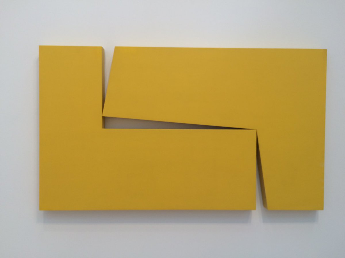deborahsolo's tweet image. R.I.P. Carmen Herrera, the Cuban-born abstract painter who has died at age 106 in New York, and whose “Amarillo Dos” (1971) reminds us that perfection sometimes lies in imperfectly matched forms. 🌿