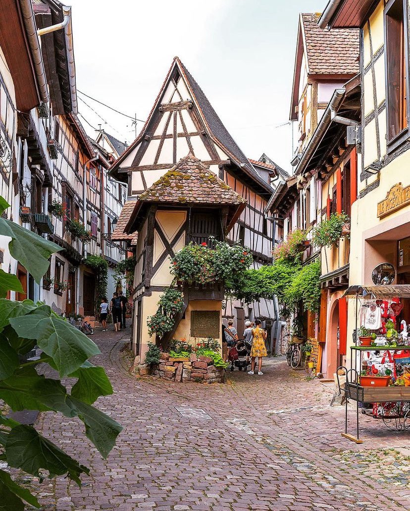Love__Europe's tweet image. The cobblestone alleys, these colorful half timbered houses and everything full of flowers and greenery... this is #Eguisheim, #France 🇫🇷 - 📸 Photo © by lettersoftravel 🙌🏆 #Europe #European #streetphotography #travel #Wanderlust #beautifuldestinations