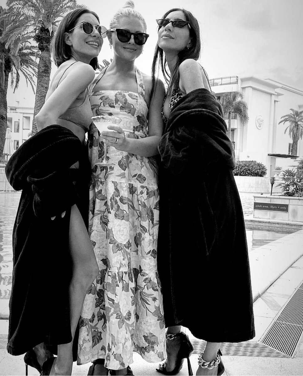 Be my galentine? 🌹

📷 : <a href="/theveronicas/">THE VERONICAS</a> <a href="/tannierose/">TannieRose</a>

#PalazzoVersace #LivingPalazzoVersace #Galentine