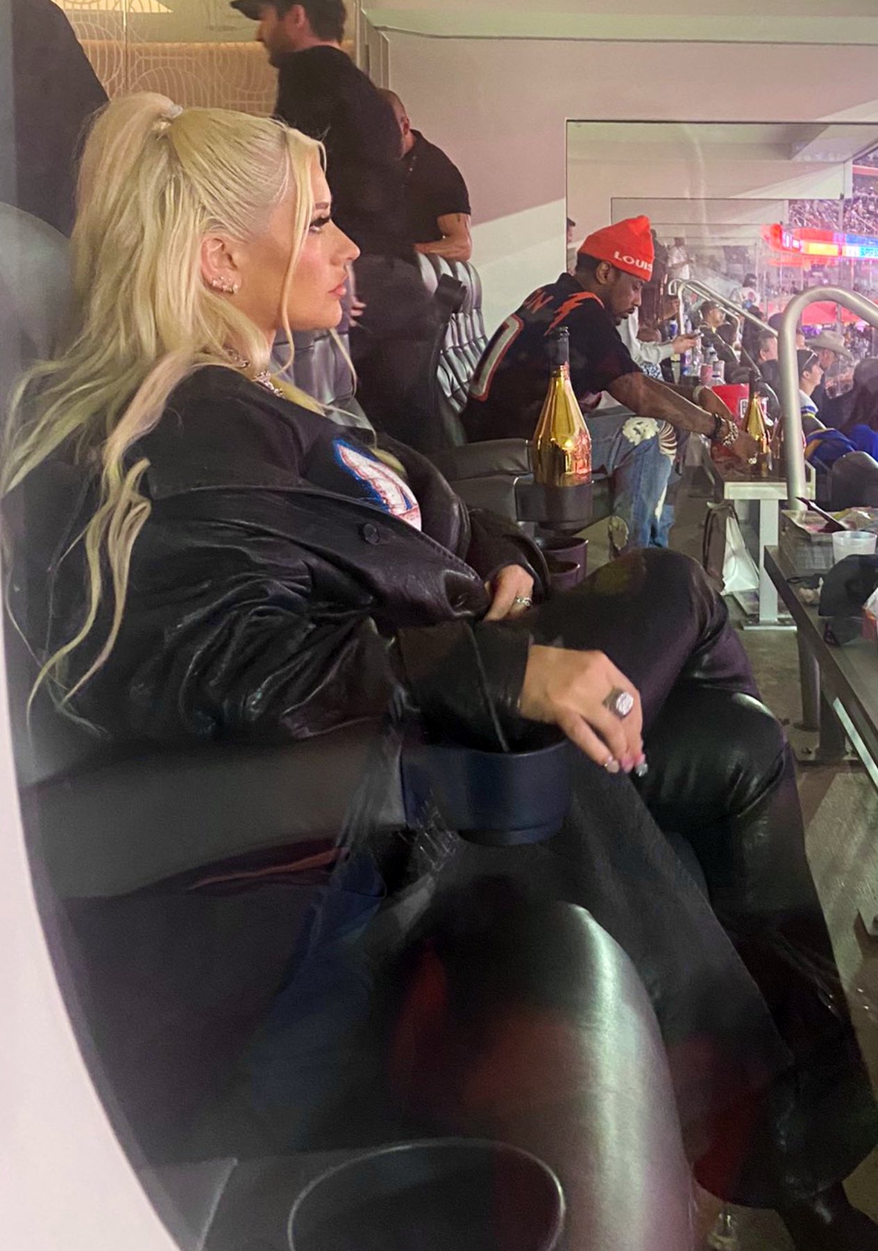 FLhanGEXMAEBawP?format=jpg&name=large