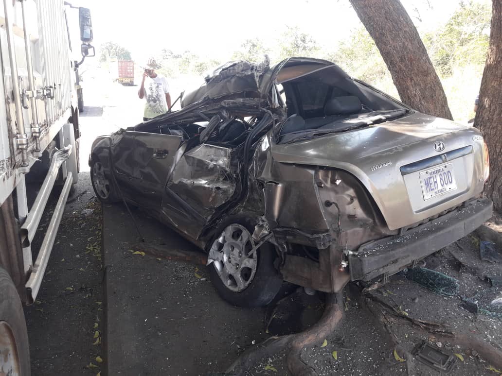 PableOstos's tweet photo. #Bolívar | Otro accidente ocurrió la tarde de este #13Feb cerca de la E/S Texaco sentido San Félix-Upata. Las víctimas iban en un Hyundai Elantra, y presuntamente impactaron contra un camión Cava. https://t.co/dWNalNCU3L