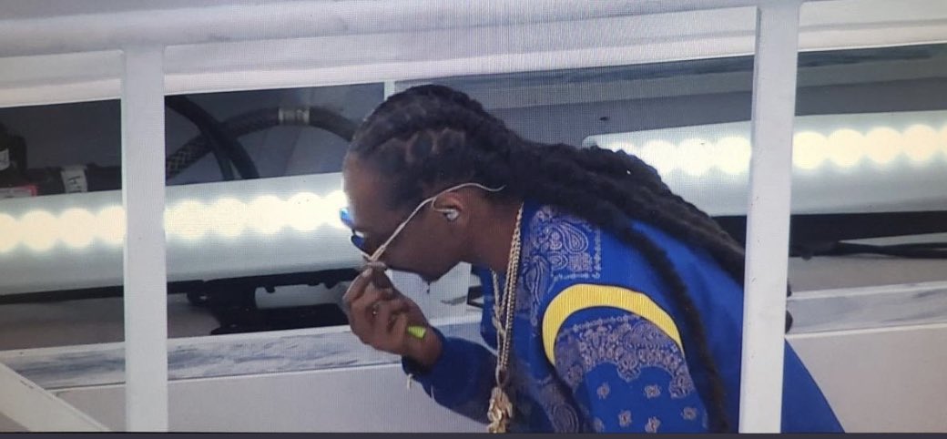 giovana948's tweet photo. el mejor pase de lo que va del “Súper Bowl” 
#SuperBowl  #SnoopDogg  #HalfTimeShow https://t.co/oA8uo63fAq