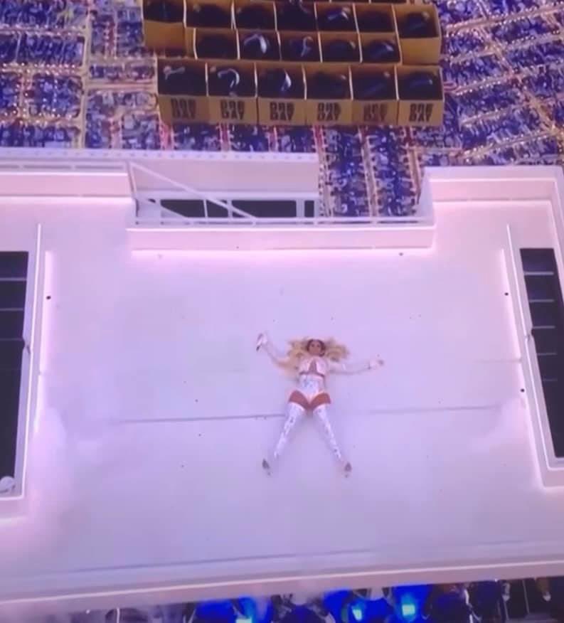 Me waiting for him to come back with the towel #SuperBowlLVI #SuperBowlHalftimeShow