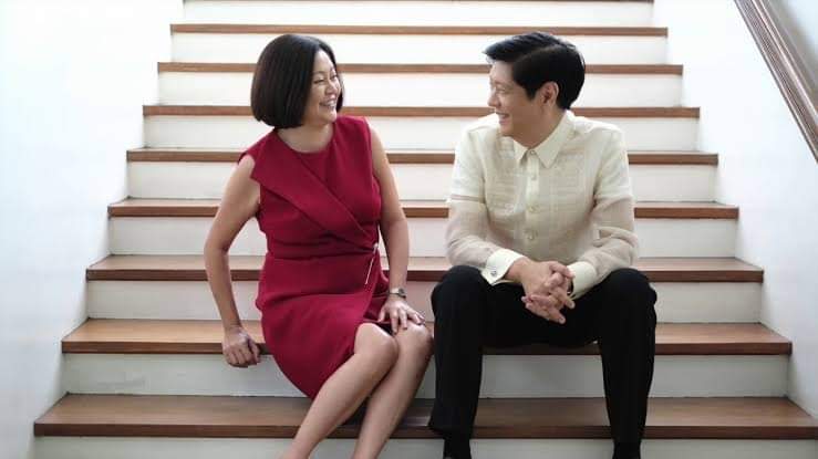 marcosdaily_ph's tweet photo. "There's nowhere else I'd rather be than by your side. There's nowhere else I'd rather be than married to you. They say that a good wife is a gift of God well Liza you are God's gift." - Bongbong Marcos 

HAPPY HEARTS DAY TO OUR DEAREST COUPLE AND TO ALL FILIPINOS ❤️💚 https://t.co/Zaqj3E1o6o