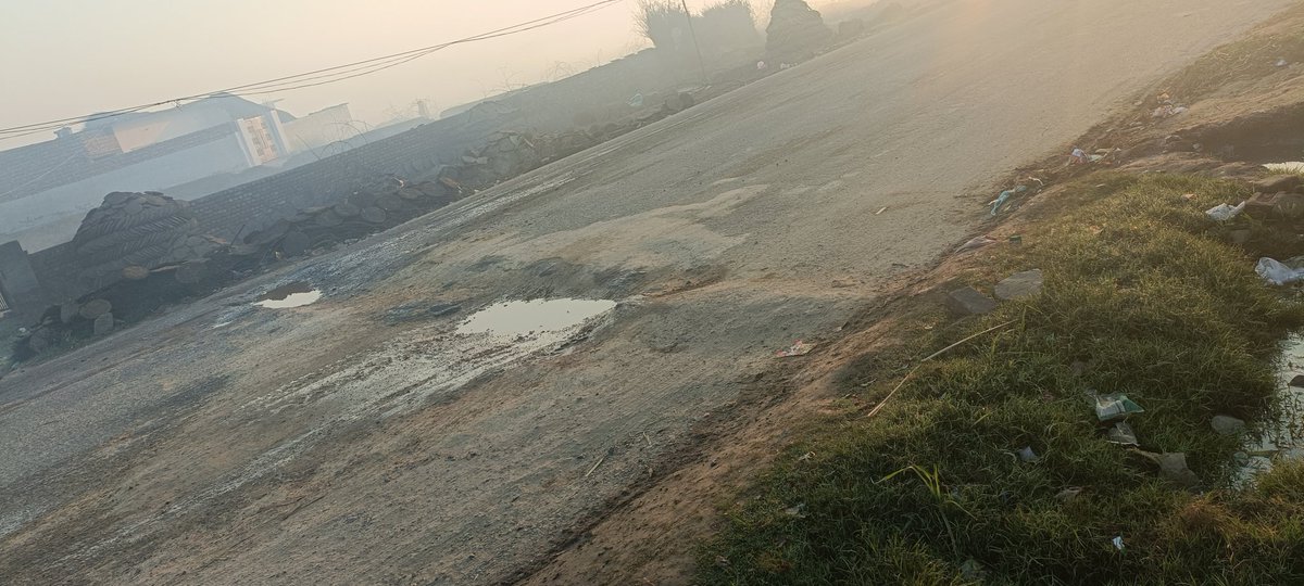 BcozM_Ali's tweet photo. @cmohry @mlkhattar @Dchautala श्रीमान ये MDR 132 है जिसपर उटावड़ गांव में बहुत ज्यादा गढ्ढे होने की वजह से आए दिन बहुत से लोग हादसे का शिकार होते हैं। बहुत खतरनाक गढ्ढे बने हुए हैं, इनको जल्दी से जल्दी भरने की कृपा करें। https://t.co/5JGvnAGJA8