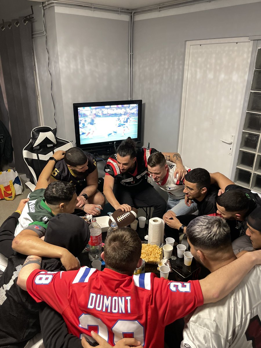 leosarteel's tweet photo. On est 11 pile poil pour le prochain SUPERBOWL 🏈🙏🏼 @AM4_Life @pa_75 #LequipeNFL #SuperBowl https://t.co/vyLQ9Y8VsH