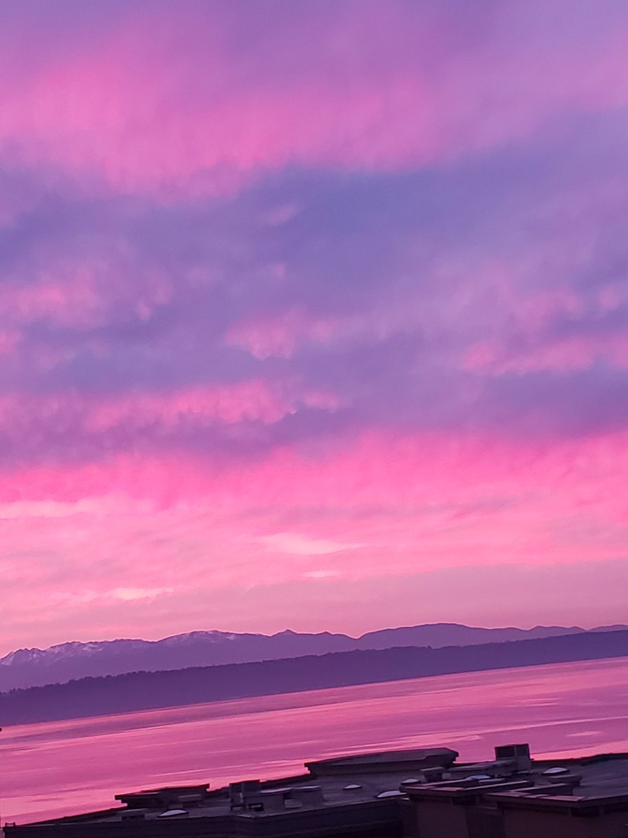 garyhaakenson's tweet photo. Super Bowl Sunset in Edmonds https://t.co/oJxTXT1Cgl