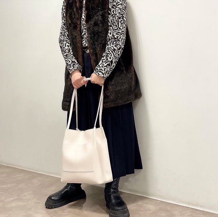 NofallSango's tweet photo. sango
フロントポケットトートBAG
税込¥2638
ホワイト、ブラック、ベージュ
．
．
ホワイト使用
通勤や通学用におすすめのトートBAGは
フロント部分にもポケットがあるので
サッと携帯を入れたり、気軽に手を空ける事ができます◎
【商品番号85NBAG0078】

https://t.co/cAKDT96ghl https://t.co/fHzO9wwF1G
