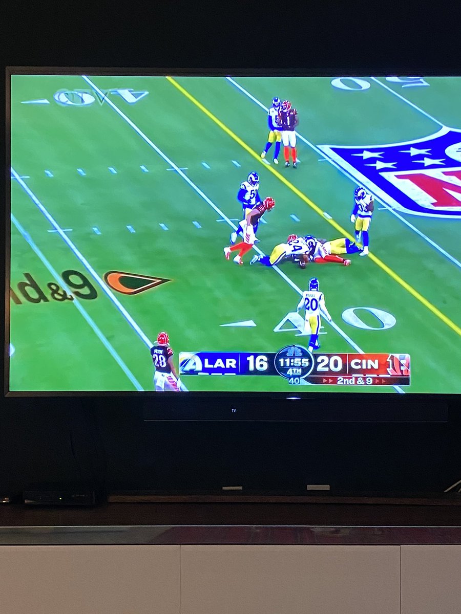 victorcui's tweet image. My friends are getting pissed at me that I keep asking “what’s a 4th down?” #CFL #SuperBowlLVI #GoElks