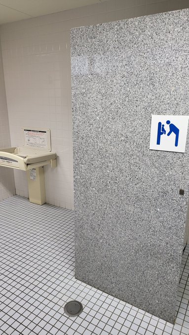 アメリカNY州で2019年に公共の男女トイレでおむつ交換台の設置が義務化されたけど、日本でもここ最近は女性トイレだけでなく男性用トイレでも見掛ける機会が増えて来てるのは喜ばしい!! て交換する機会もないしまったく関係ないけど個室が広くてキレイでSexしやすい、いや誰かさんみたいな事はしないww