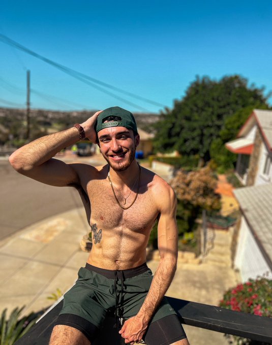 It's my birthday! Aquarius season is here and it's my 21st milestone, very happy with everything I've