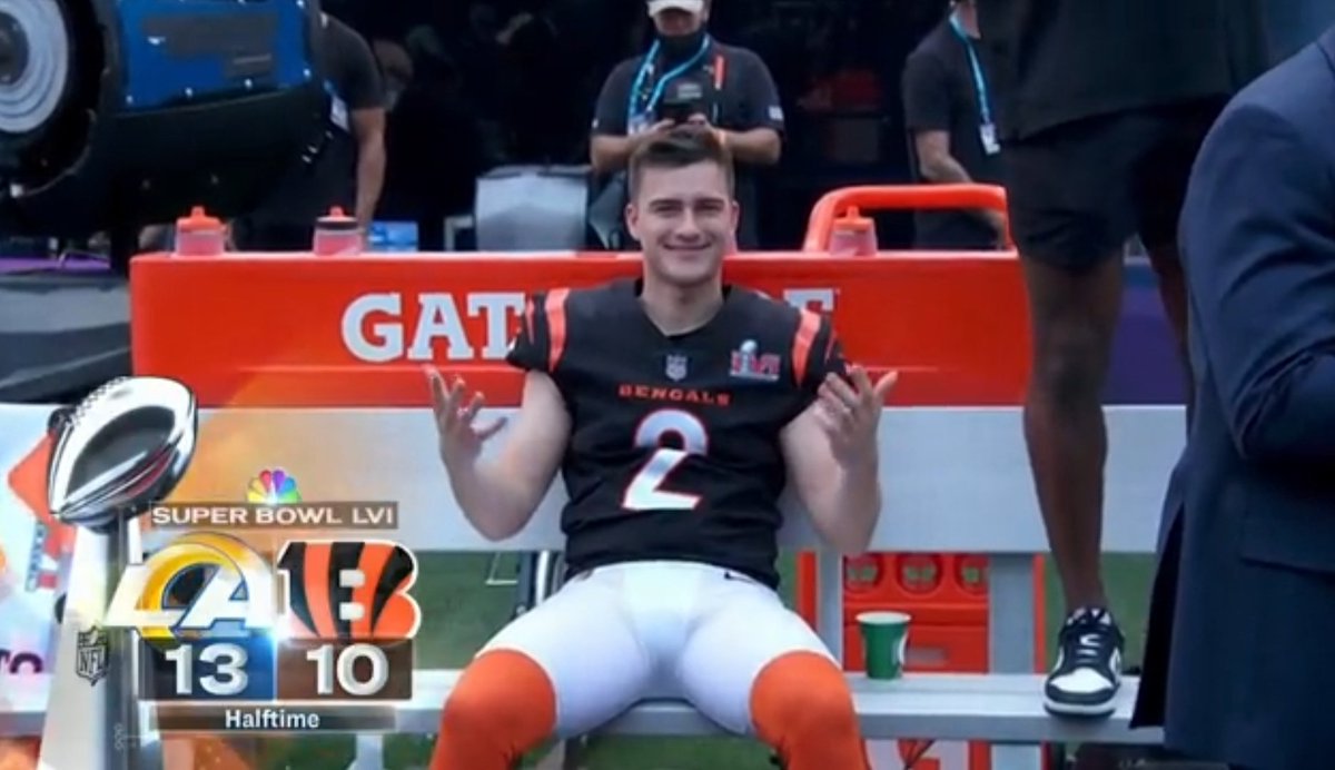 Alle Kollegen schlafen, damit sie morgen fit sind.

Ich:

#ranNFL #ranNFLsuechtig #SB56 #SuperBowlLVI <a href="/Icke41/">Icke Dommisch</a>