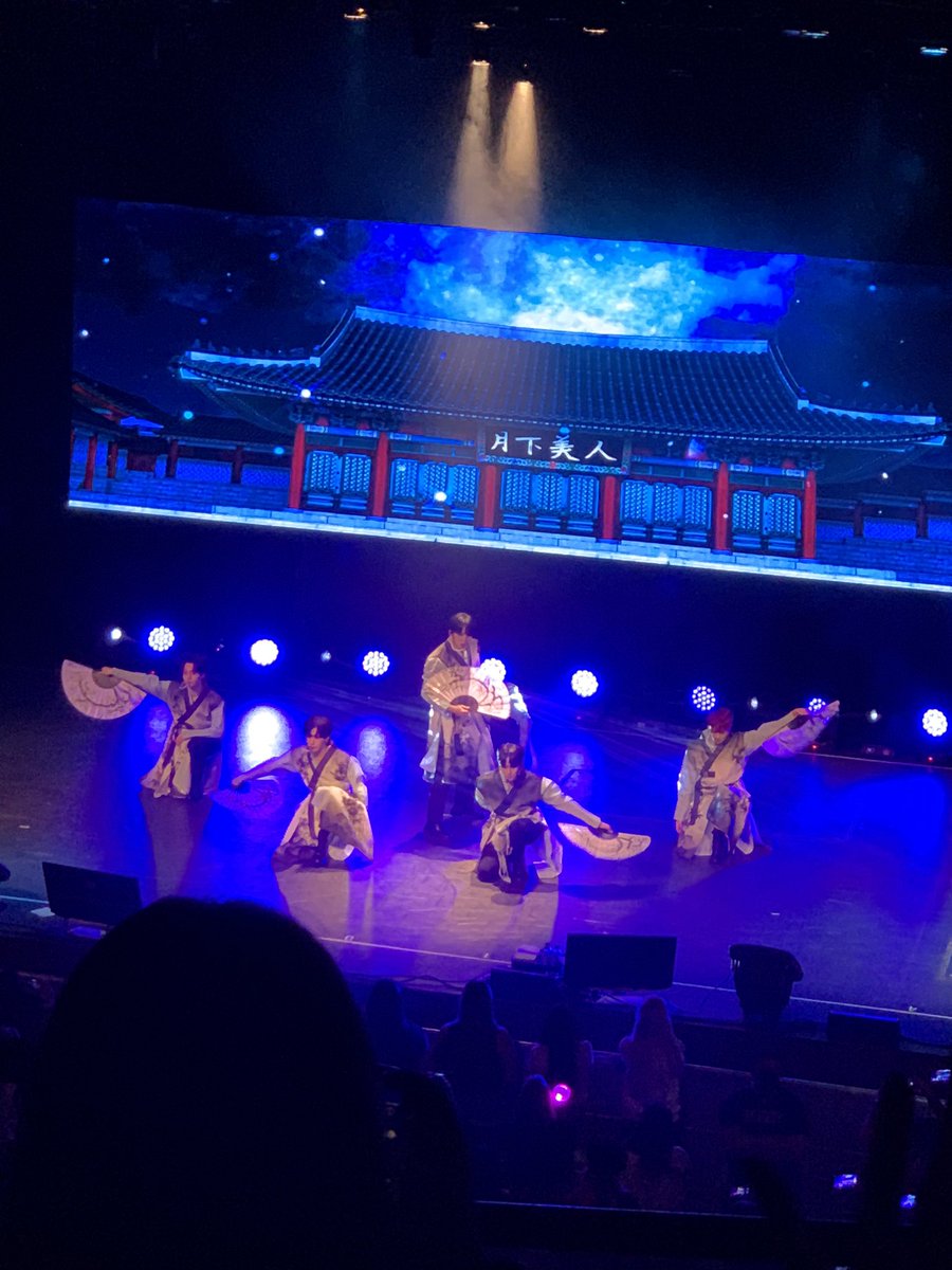 MnM1803's tweet photo. Omg had the best time at the concert! Oneus was so good. They turned my sister into an obsessed To Moon when she was just a casual kpop fan. #ONEUSInUSA #ONEUSInUSA https://t.co/FXTQFTEHeF