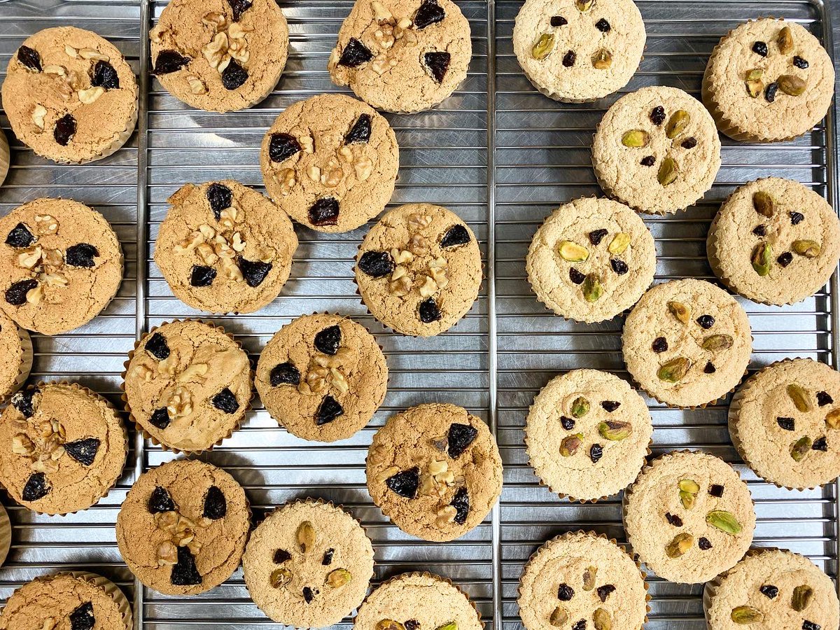 builddulce's tweet image. 本日の #GoodCake でございます😋
小麦粉を使わず米粉で作ったミニケーキです。白砂糖の代わりに低GIのココナツシュガーと甜菜糖を使用しています☝️