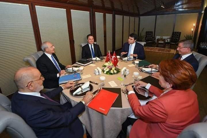ismailarisoy's tweet photo. #altıboş
 Kimi yolundan sapmış
Kimi yolunda sarhoş
Bir tarihte toplanmış
Bir masada #AltıBoş.

Üst aklı sözlemişler
Hizibi yüzlemişler
Yediyi gizlemişler
Temaşada altı boş.

Kimi dökmüş ayranı
Kimi selo hayranı
Kimi eser düşmanı
Buluşmada altı boş. https://t.co/LL757jeHT1