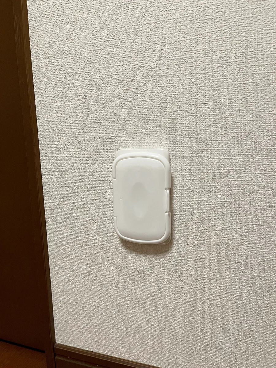 おしりふきのフタが異動に！壁面コンセントのカバーにぴったり！