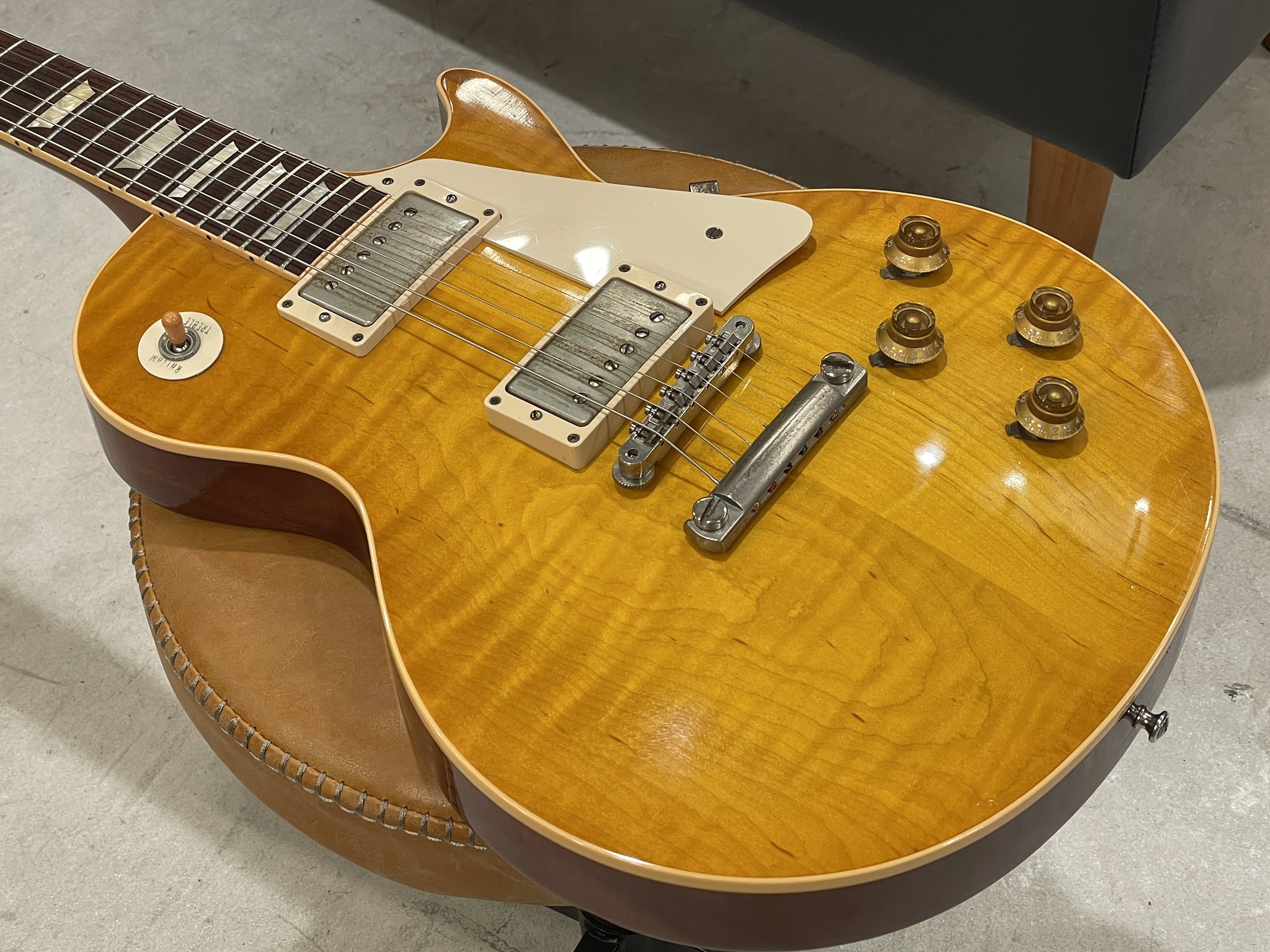 ギターショップふみを屋 新入荷 11年製のヒスコレ58レスポール 黄色味の強いレモンバーストがカッコ良い 13年以降のグリーンレモンバーストカラーが好みでは無い方にはオススメです 58lespaul Gibson Lespaul 俺のレスポールカッコいい選手権