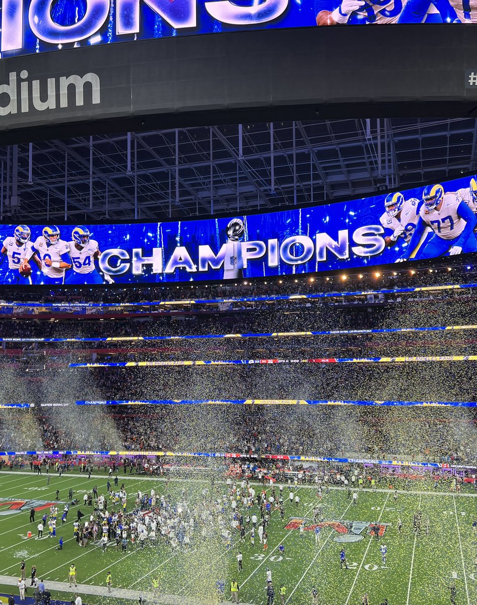 Blue and yellow confetti looks nice.
