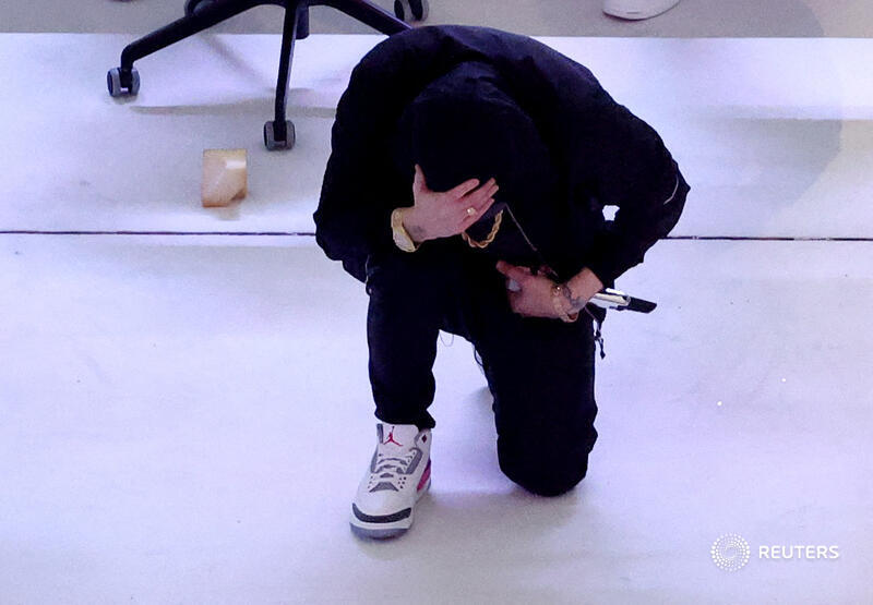 🏈 Eminem ended his hit 'Lose Yourself' by kneeling and placing his head in his hand, a gesture that former quarterback Colin Kaepernick made during the National Anthem at NFL games as a call for racial justice reut.rs/3rIh4yB #SuperBowl