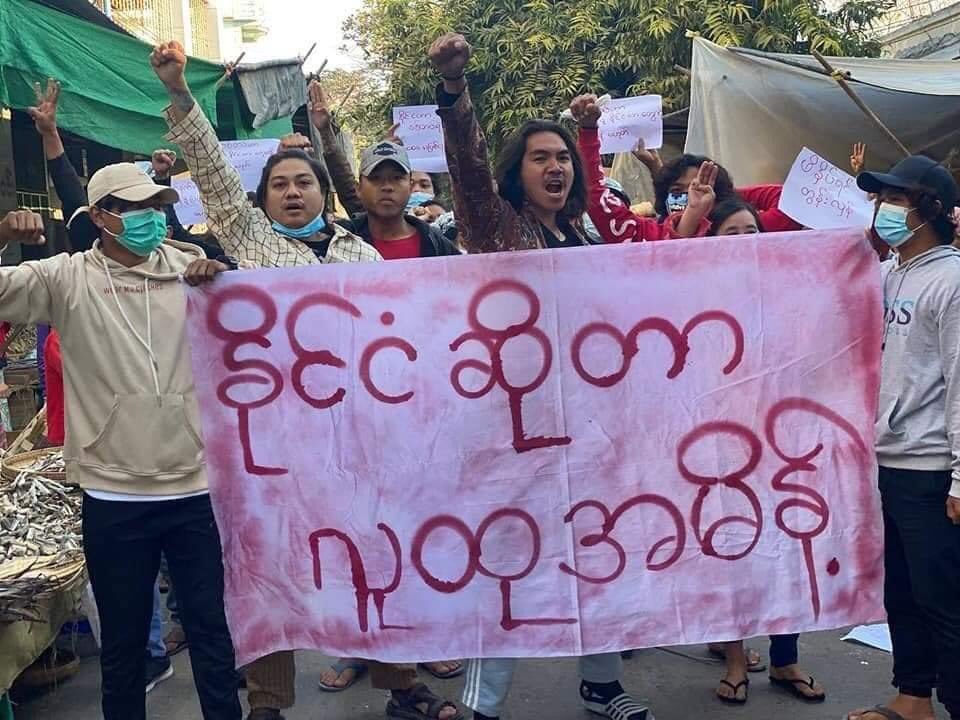 SMOLB20695's tweet photo. 'နိုင်ငံဆိုတာ လူထု အမိန့်' 

Powerful Main Strike staged a protest against Military Dictatorship in the market, today in #Monywa.

#Telenor_ProtectUsersData 
#2022Feb14Coup 
#WhatsHappeningInMyanmar https://t.co/F7xPwmhIVb