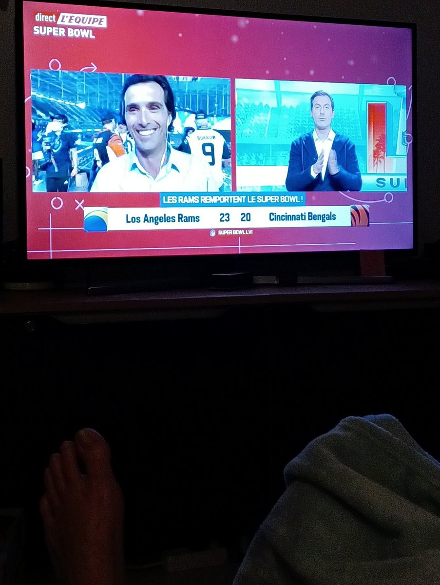 VeroniqueVacher's tweet photo. Super nuit d'un Super Bowl de Fou 
Nous ne dormons pas en famille tous sur le canapé!! #equipenfl https://t.co/Y06JdONqCB