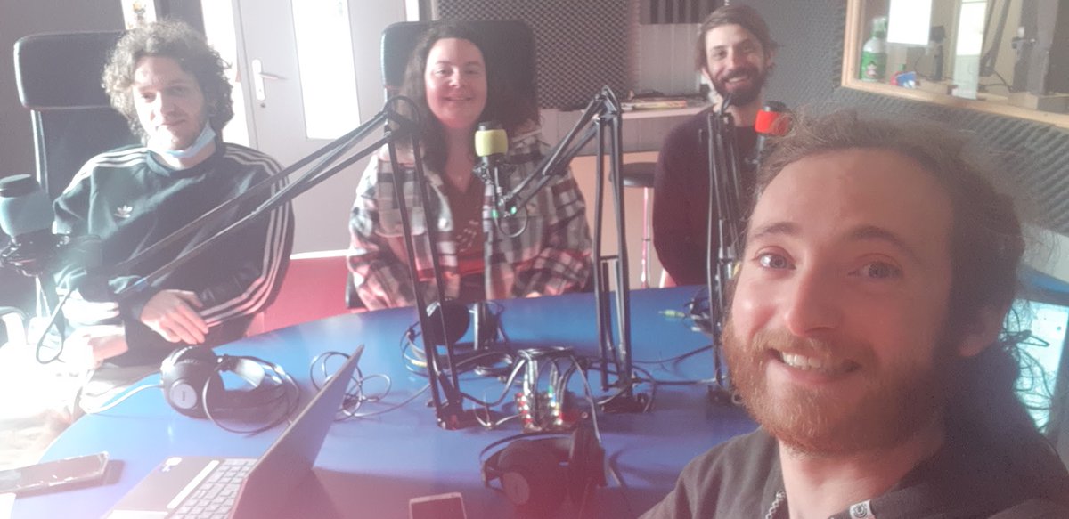 Merlin_Hicks's tweet photo. #Enregistrement à @radioactivetln avec l'équipe de la @FOL_83 💪Nous serons bientôt en direct un mardi par mois de 18h30 à 19h30 😍
#radio #toulon #association #numérique #internet https://t.co/41gM7CeHSw
