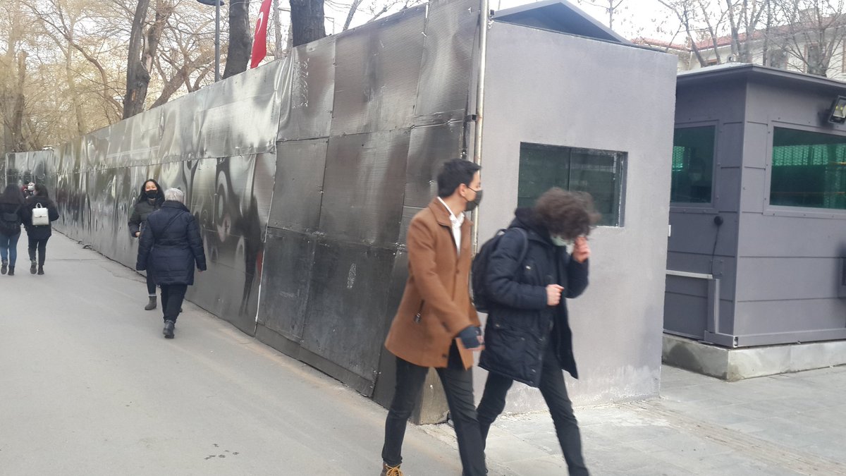 Yüksel Caddesi'ni yıllardır işgal eden bu seyyar karakol, çirkinlik abidesi bir de duvar dikmiş kendisine. Bir tek çatısı eksik kalmış. 
Denetim yok, kural yok. 
Kent merkezindeki bu çirkinlik ne zaman son bulacak <a href="/ankarabbld/">Ankara Büyükşehir</a> ?
Kaldırımları rahat bırakın. 
#KentSuçu <a href="/mavimasa/">Başkent153</a>