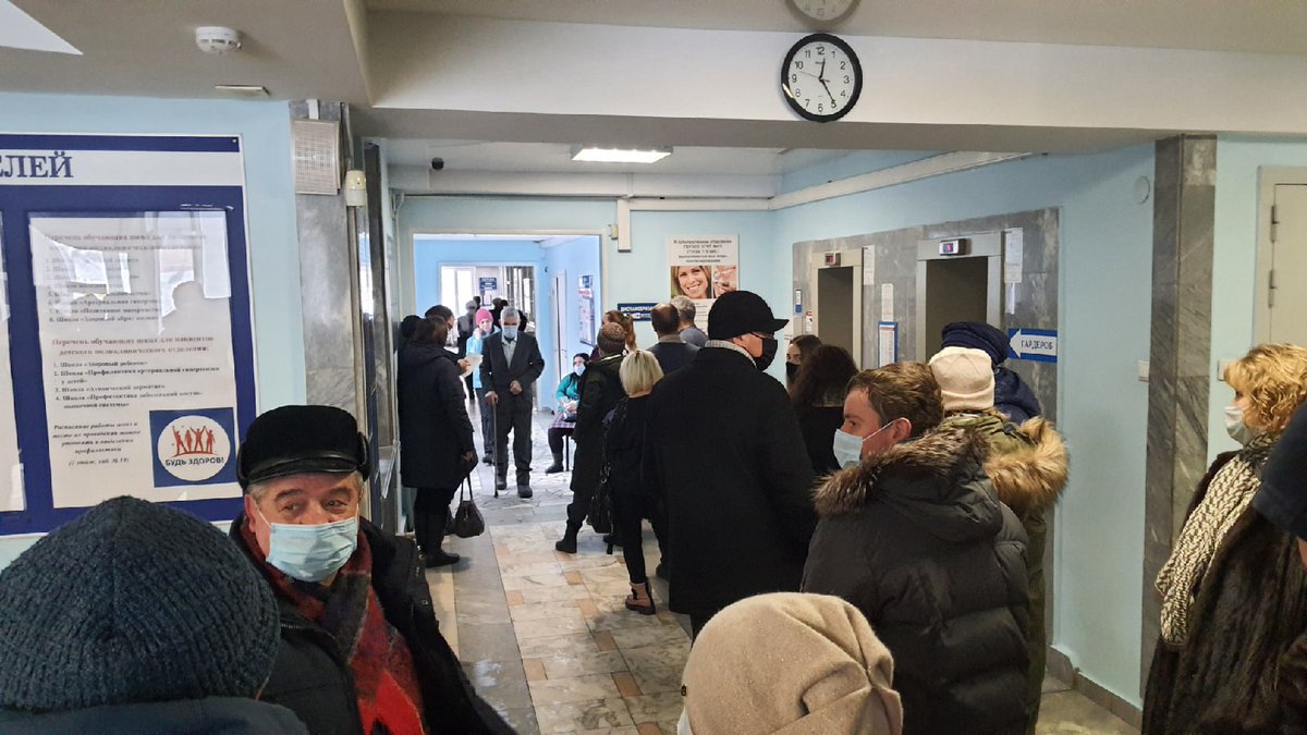 Поликлиника 15. Очередь — на длину всего первого этажа. Дистанционно больничный взять невозможно — трубку никто не берет. Фото от подписчика.