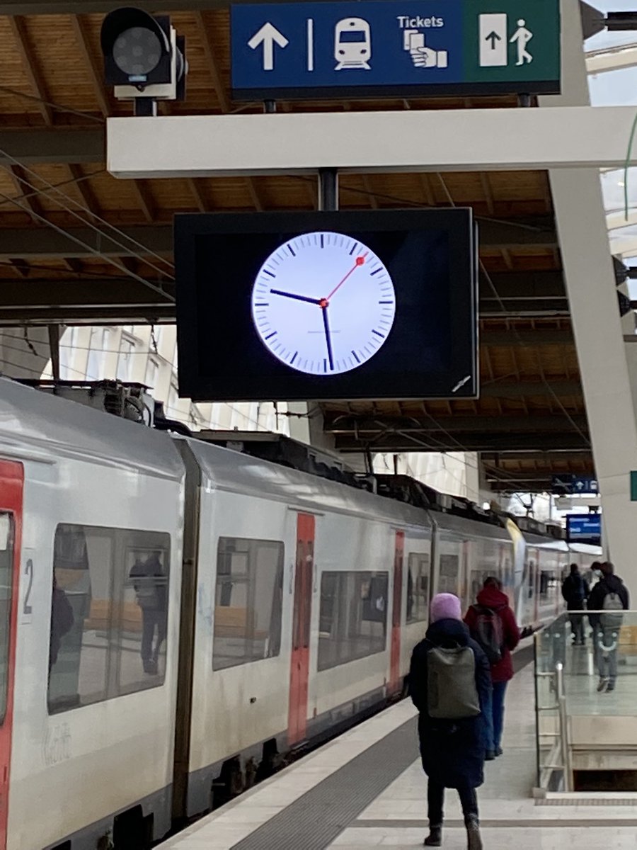 Yesss! Er hangt na jaren weer een klok op 1 van de perrons in Mechelen. Super!! Minder stress als je exact weet hoe laat het is in een station. Nu nog in de hall en de andere perrons, zoals het vroeger… #timefliesbackward #metdetrein  <a href="/NMBS/">NMBS</a>