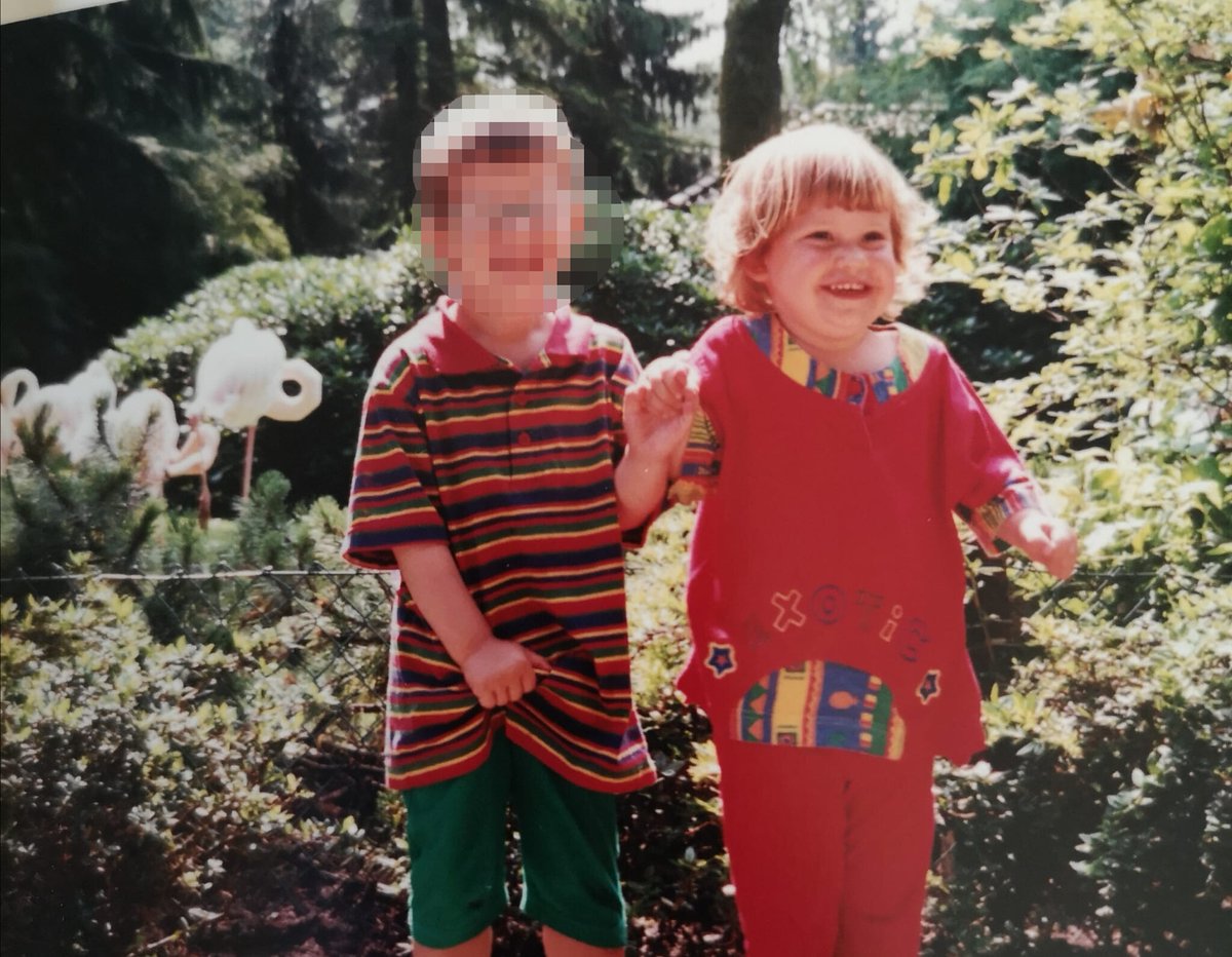 komodowaranin's tweet photo. Dieses "Blau für Jungs, Rosa für Mädchen"-Ding ist die letzten Jahre übrigens wieder schlimmer geworden. Als ich klein war zog man uns alle geschlechterübergreifend wie Clowns aus dem Zirkus an https://t.co/rurCejkmWh