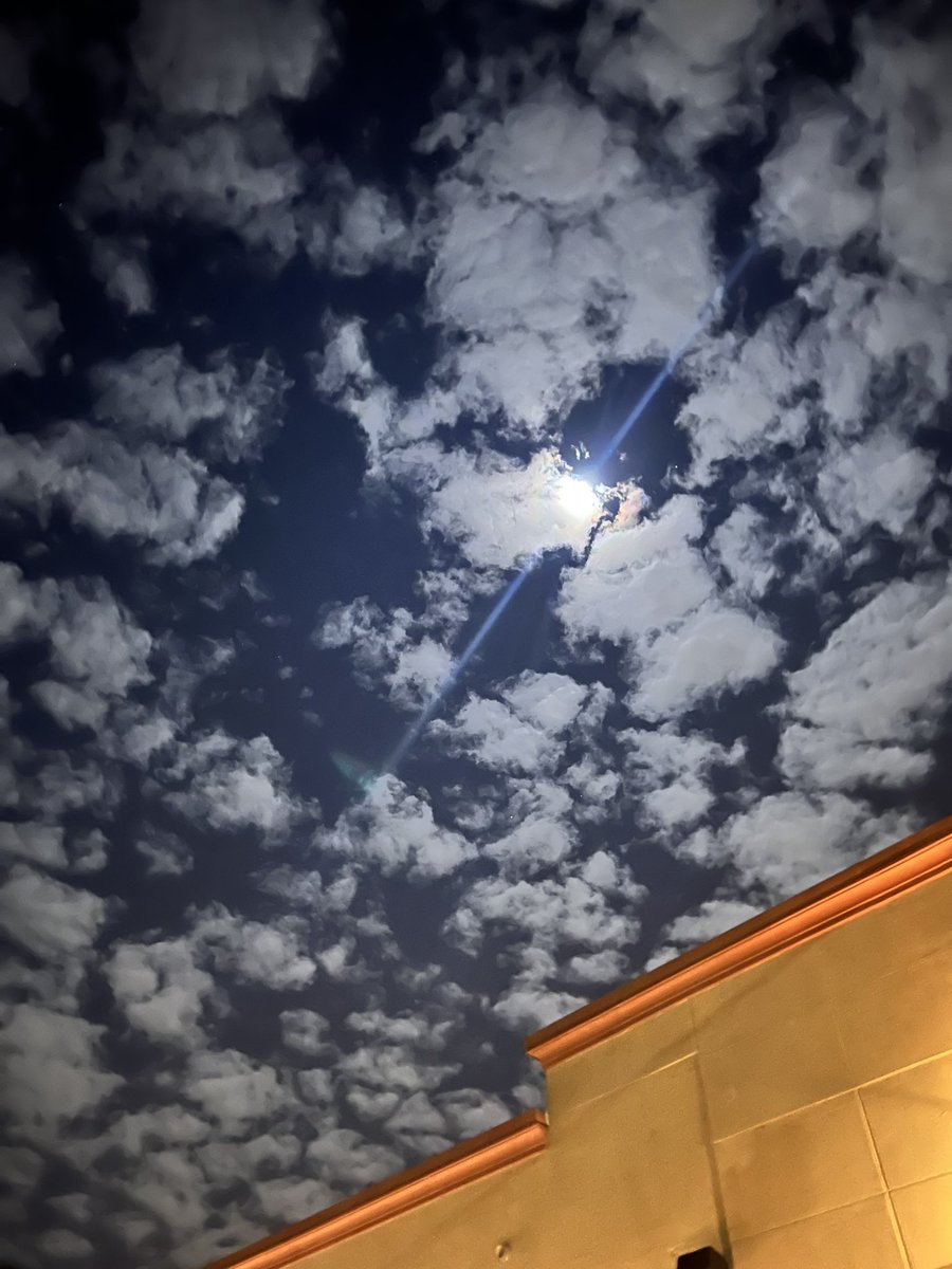 LisaGrigsby2942's tweet photo. Midnight moon. 💕✨ #grateful #cloudsandmoon #nightclouds https://t.co/670ct7qxZe