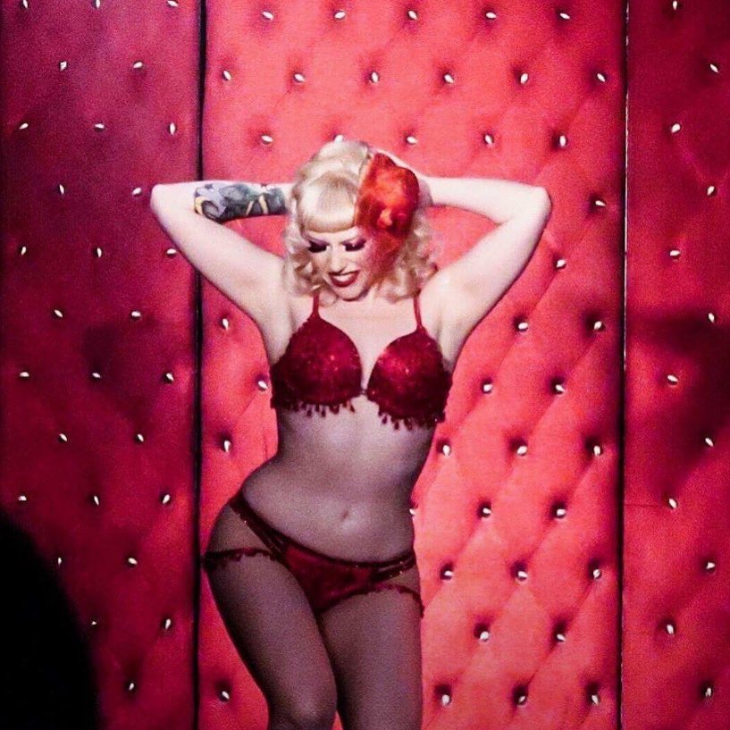AlainaRoseLee's tweet photo. I just have to say I’m so happy to be back performing @harvelleslb and with @dlsburlesque ❣️❣️
Throwback from #2017 💋
•
•
#burlesque #burlesquelifeisthebestlife #dlsburlesque #harvelleslb #alainaroselee https://t.co/YgeMVEs5su