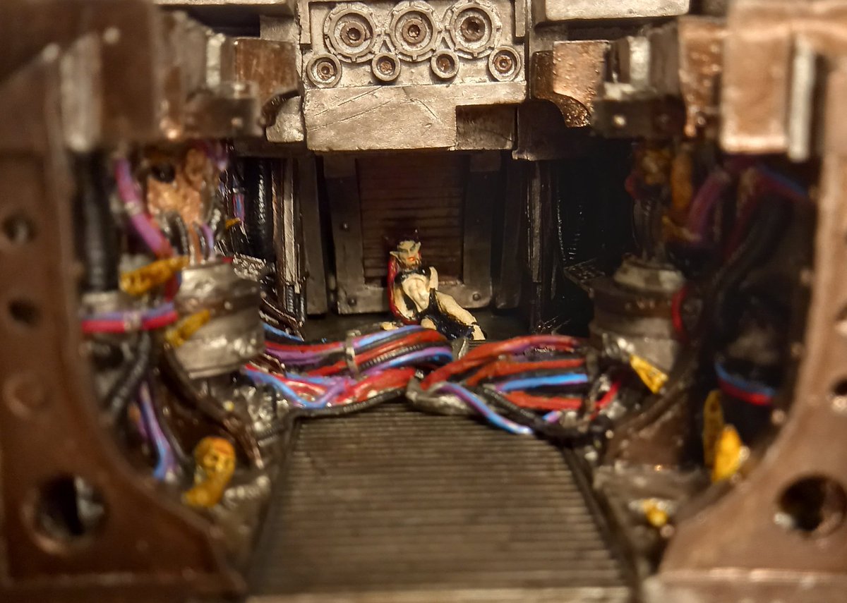 KhapriceHeska's tweet photo. My very literal #40k #Hedonites thirst trap #Warmongers
"Hatch? Well, something might.." https://t.co/vPcZtlsOUA