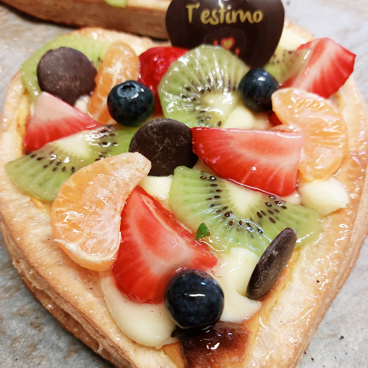 Avui és el dia de l’amor! Celebra-ho amb els nostres cors de pastís. Tenim de red velvet, massini, sacher, nata-yema, i fruita. Feliç dia de #SantValentí! ❤️🍰💕 #SanValentin #NouBarris #Barcelona