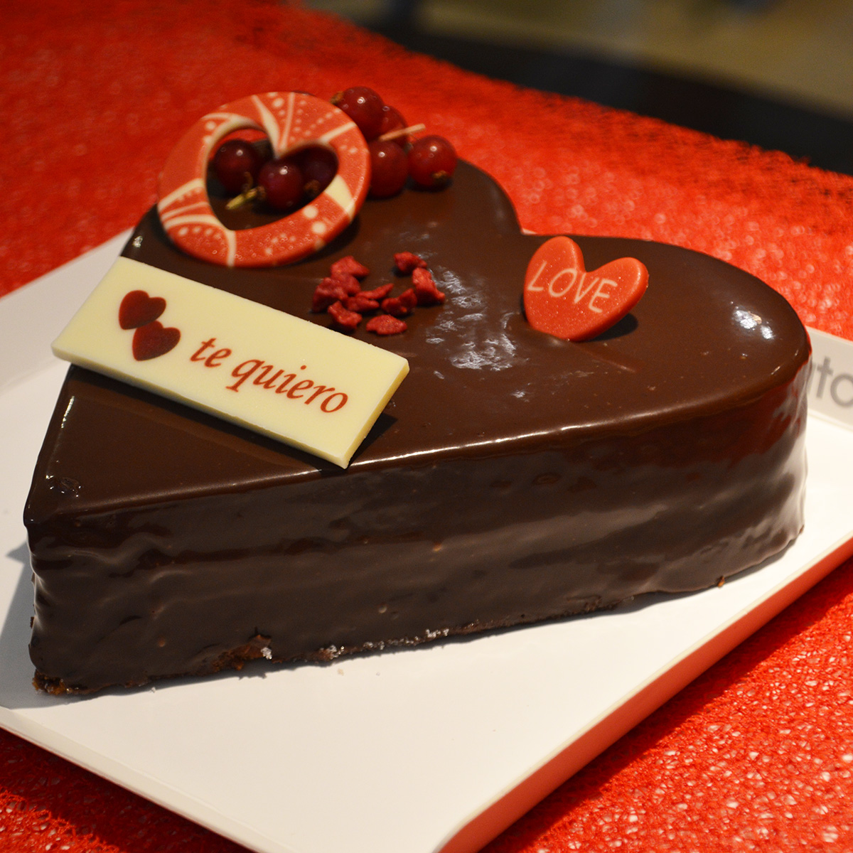 Avui, dia dels #enamorats, regala els nostres #pastissos en forma de cor. Tens molts per escollir! 🍰💗 #SantValenti #SanValentin #LesCorts #Barcelona
