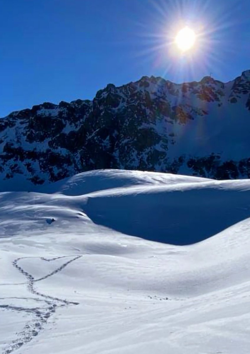 Good morning ❄️ 
How beautiful to find a heart that loves you without asking you for anything, but to be ok
Khalil Gibran