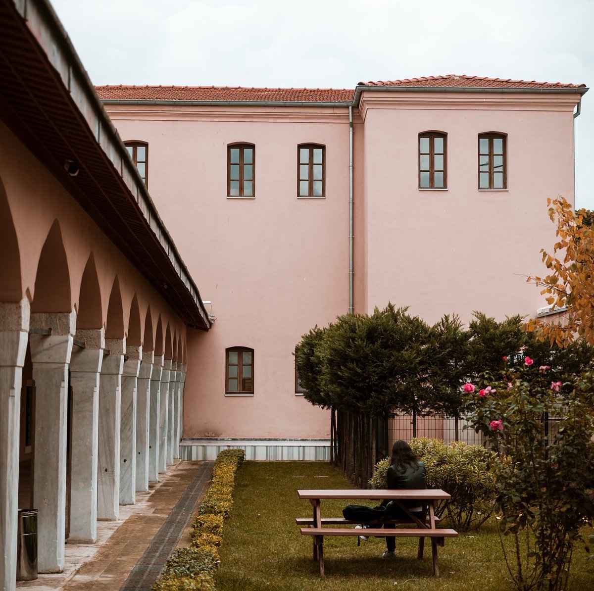 fsmvu's tweet photo. Sizlerin güzel enerjisi ile bahar dönemi başlasın!
Hayallerinizin fotoğraflarını çekip, hatıralara dönüştürdüğünüz bir dönem olsun 🙏🏻😉🤩
#springsemester2022 #campus #monday #haliç #üsküdar #fsmvü #students #spring #university #life https://t.co/ukyjoEGY6X