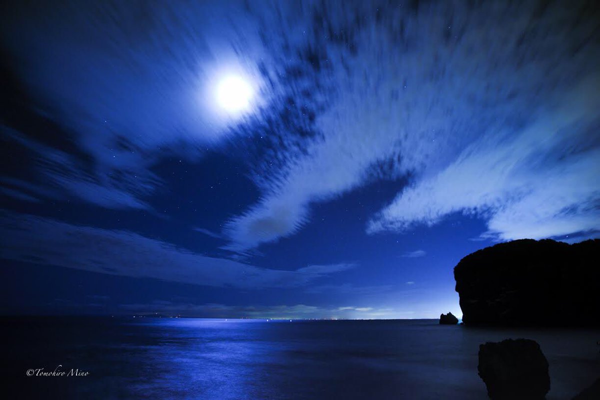月の光に照らされる小樽の海 
遠くに札幌の夜景が見える

#art #photography #NaturePhotography #longexposure #Japan #キリトリセカイ #ファインダー越しの私の世界 #北海道