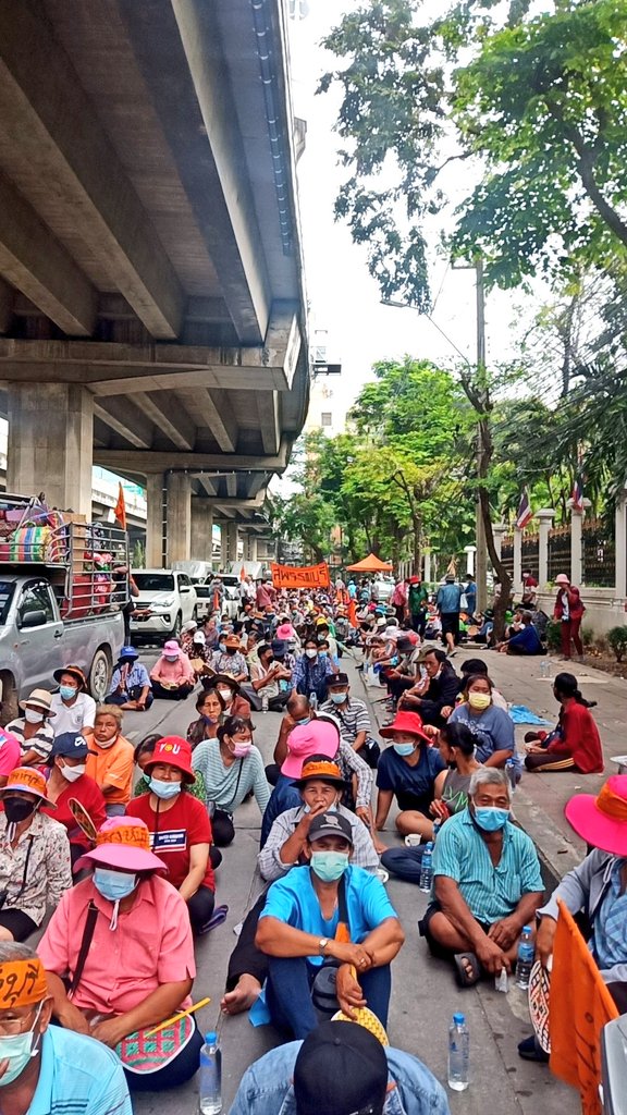 Thamboon888's tweet photo. ทุกคนขาา​ ใครผ่านมาเห็นทวิตนี้​ ขอแรงวันนี้ช่วยกันดันแท็กม็อบหน่อยนะคะ​ คนสูงอายุเยอะมากต้องเดินไปไปทำเนี​ยบ​ ในวันฝนตก​ ช่วยเค้ากันค่ะขอให้วันวานเลนไทน์นี้เป็นวันที่ดีได้รับดอกไม้ได้รับความรักเยอะๆ และส่งต่อความรักมาให้คนสูงอายุในม็อบกันได้เพียงแค่รีทวิตหรือติดแท็กค่า
#ม็อบชาวนา https://t.co/aPvVzwU4si