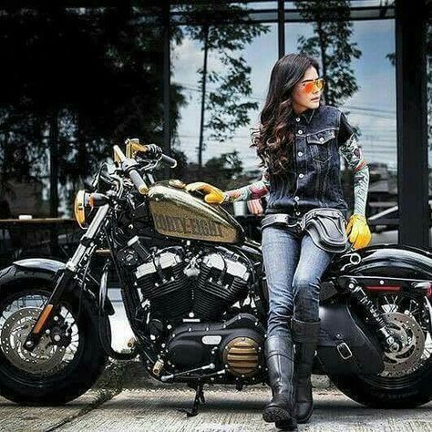 Байк стиль. Байкерши Харли Дэвидсон. Женский Харлей Дэвидсон мотоцикл. Harley Davidson Sportster и девушка. Харлей спортстер байкер.