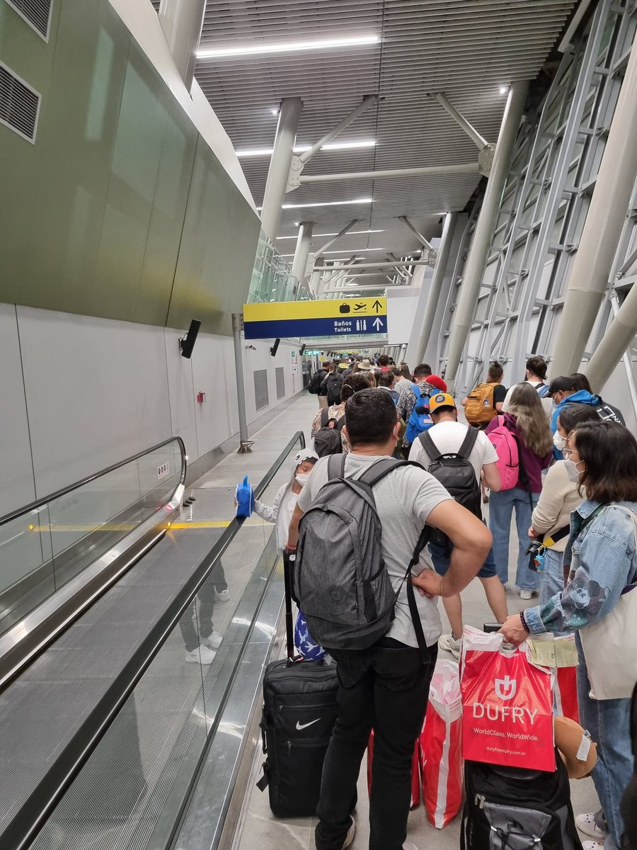 GabrySuarez's tweet photo. @ministeriosalud Aduana Sanitaria en aeropuerto la espera enorme y la fila peor, estarán de vacaciones ?? https://t.co/YqAbDvZupk