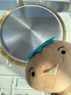 coppy_jxnmm's tweet photo. 大きな大きなお皿みたい!これはスパッタリングターゲットといって、半導体のとてもとても細かな配線をつくるためにつくる材料なんだドウ!
#製品紹介 #JX金属PR大使 #SQUARELAB #JX金属 https://t.co/vhPMlfEejc