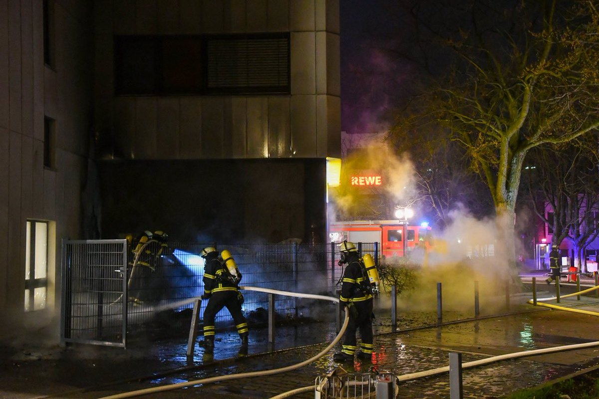 EbnerFoto's tweet photo. Hamburg-Aktuell 
#EinsatzFuerHamburg   
Wieder #brannte es bei der #Post in #Billstedt.
Innerhalb einer #Woche das zweite #Feuer bei der #Post 
@FeuerwehrHH @jounger @BILD_Hamburg @BILD_News https://t.co/jABJiRqdOV