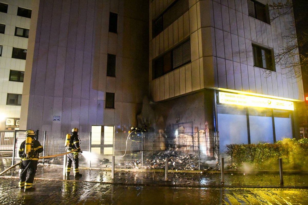 EbnerFoto's tweet photo. Hamburg-Aktuell 
#EinsatzFuerHamburg   
Wieder #brannte es bei der #Post in #Billstedt.
Innerhalb einer #Woche das zweite #Feuer bei der #Post 
@FeuerwehrHH @jounger @BILD_Hamburg @BILD_News https://t.co/jABJiRqdOV