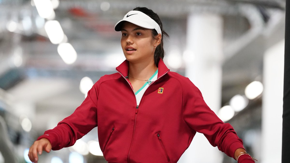 AustralianOpen's tweet photo. 🇬🇧 @EmmaRaducanu in Melbourne ❤️‍🔥

#AusOpen • #AO2022 • #AOStyle https://t.co/QGzxenlFVJ