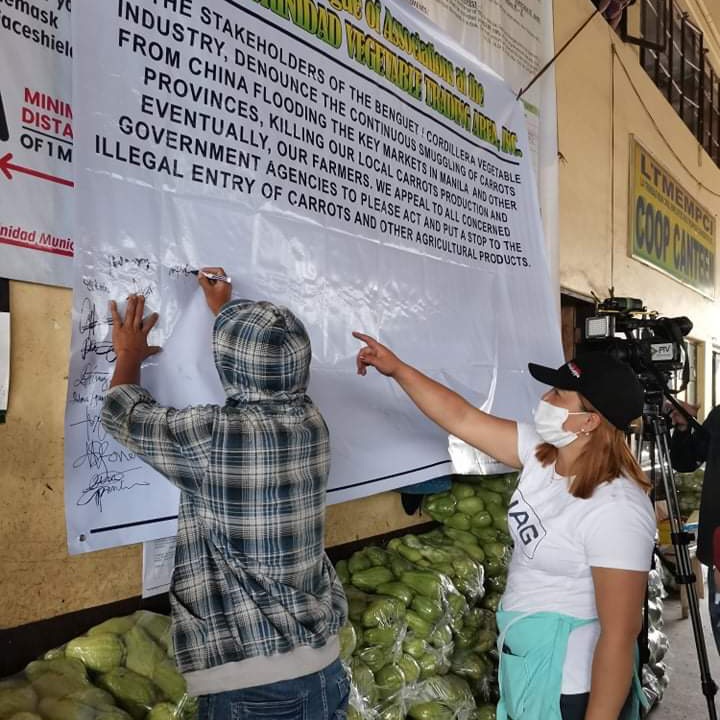 nordisonline's tweet photo. LOOK. On Valentine's Day, vegetable traders and farmers at the La Trinidad Trading Post sign a unity statement against smuggling of carrots in the country and calling the government to stop the smuggling of vegetables from China. https://t.co/RdrLqZf1Oc