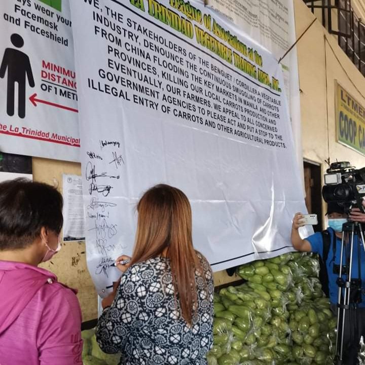 nordisonline's tweet photo. LOOK. On Valentine's Day, vegetable traders and farmers at the La Trinidad Trading Post sign a unity statement against smuggling of carrots in the country and calling the government to stop the smuggling of vegetables from China. https://t.co/RdrLqZf1Oc
